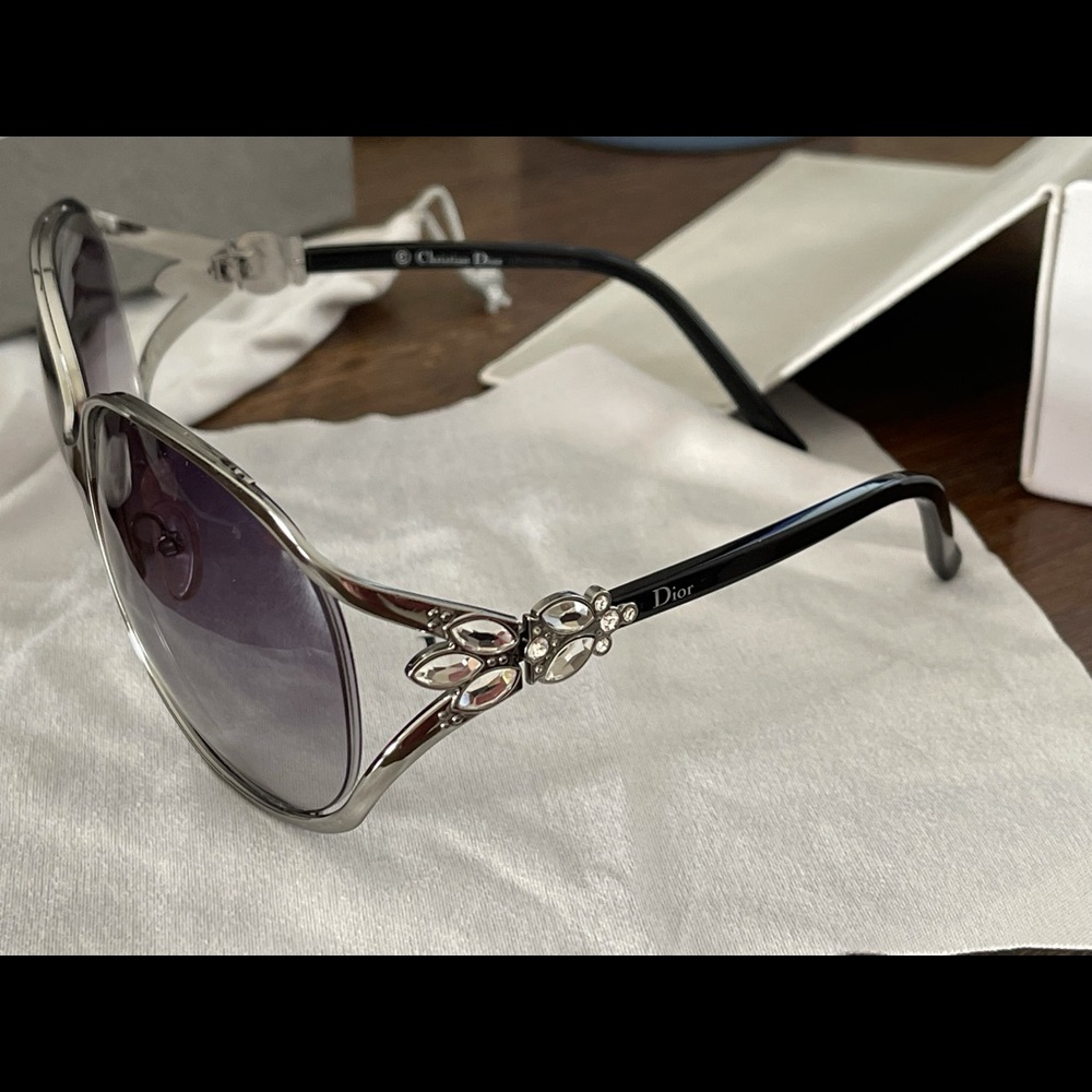 Dior Silver and Black Sunglasses with Sleek Design - Picture 2 of 3